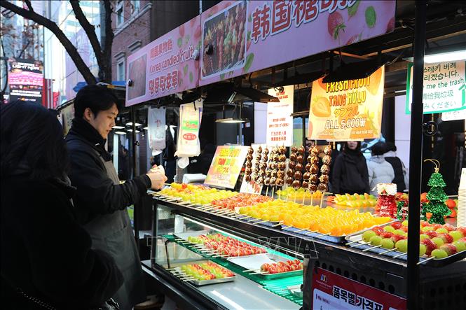 Phố ẩm thực Myeongdong. Ảnh Khánh Vân - TTXVN tại Hàn Quốc
