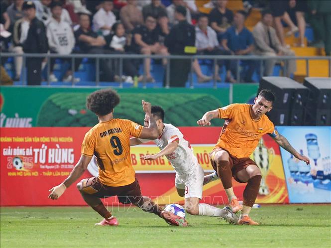Pha tranh chấp bóng gay cấn giữa cầu thủ hai đội. Ảnh: Thanh Tùng - TTXVN
