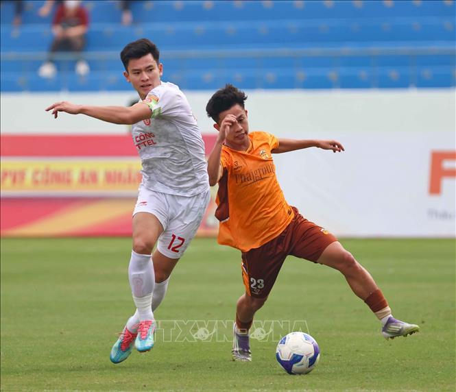 Pha tranh chấp bóng gay cấn giữa cầu thủ hai đội. Ảnh: Thanh Tùng - TTXVN