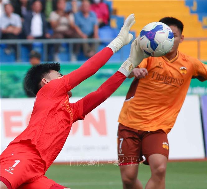 Pha bay người cản bóng của thủ môn CLB Hoàng Anh Gia Lai. Ảnh: Thanh Tùng - TTXVN