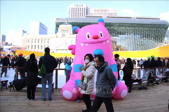 Sân băng trước Tòa Thị chính Seoul đông kín trong dịp lễ Giáng sinh. Ảnh Khánh Vân - TTXVN tại Hàn Quốc
