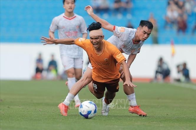 Pha tranh cướp bóng giữa cầu thủ hai đội. Ảnh: Minh Quyết - TTXVN