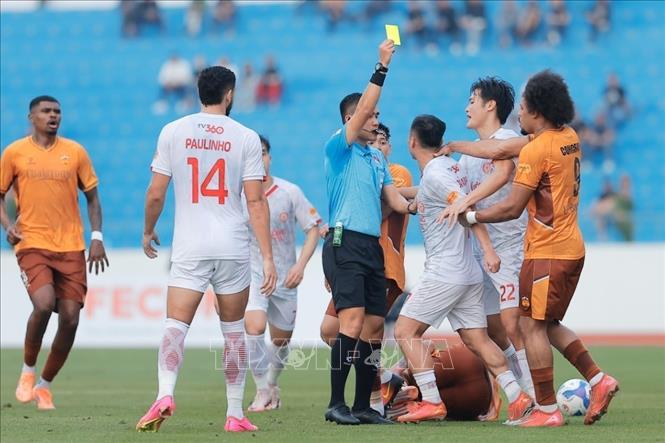 Trọng tài rút thẻ vàng cảnh cáo cầu thủ của Thể công Viettel. Ảnh: Minh Quyết - TTXVN