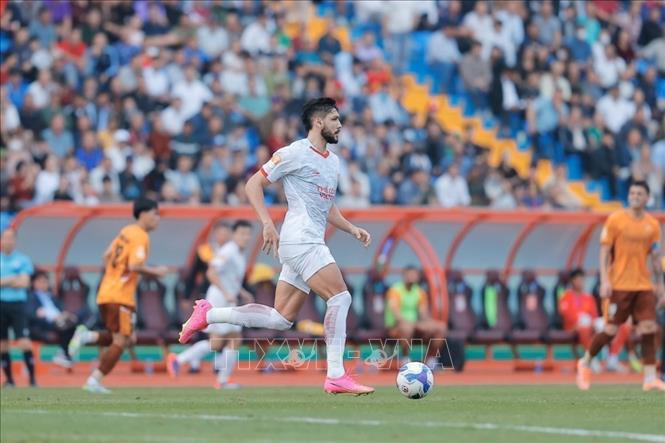 Pha lên bóng của cầu thủ bên phía Thể Công Viettel. Ảnh: Minh Quyết - TTXVN 