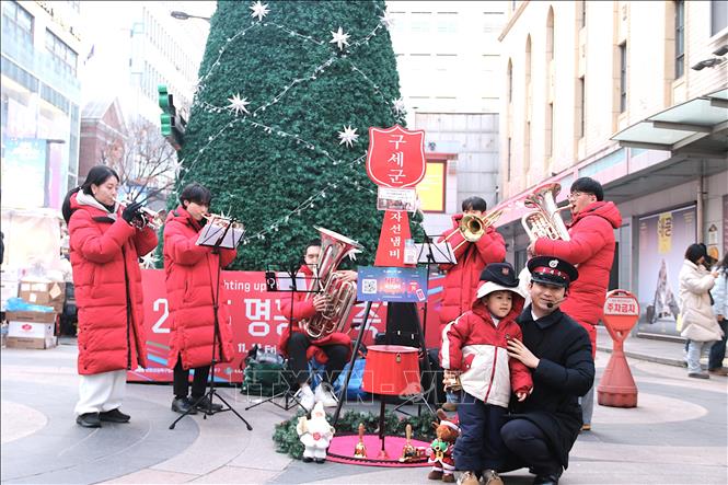 Ban nhạc biểu diễn các ca khúc mừng Giáng sinh và quyên tiền làm tự thiện. Ảnh Khánh Vân - TTXVN tại Hàn Quốc
