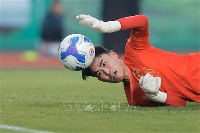 Pha bắt bóng chính xác của thủ thành bên phía HAGL. Ảnh: Minh Quyết - TTXVN