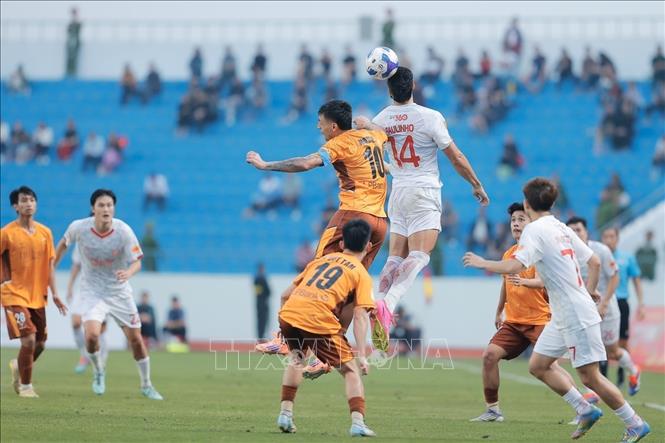 Pha tranh cướp bóng giữa cầu thủ hai đội. Ảnh: Minh Quyết - TTXVN
