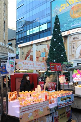 Cửa hàng ăn trên phố đi bộ ở trung tâm Seoul. Ảnh Khánh Vân - TTXVN tại Hàn Quốc
