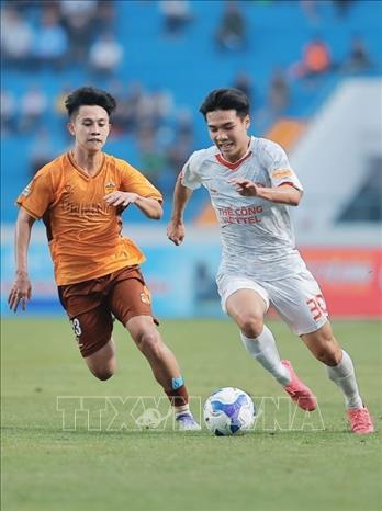 Pha tấn công bên phía hành lang cánh trái của Thể công Viettel. Ảnh: Minh Quyết - TTXVN