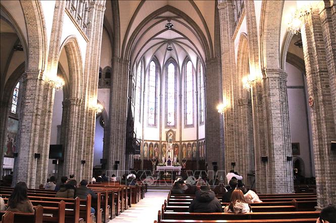 Bên trong thánh đường chính của Nhà thờ chính tòa Myeongdong, Seoul. Ảnh Khánh Vân - TTXVN tại Hàn Quốc
