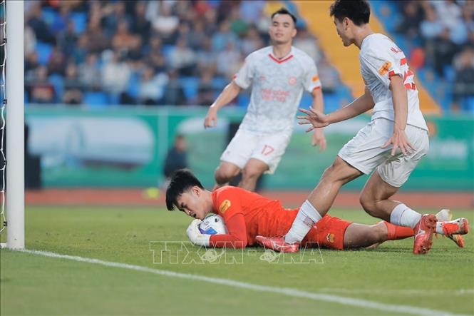 Pha bắt bóng chính xác của thủ thành bên phía HAGL. Ảnh: Minh Quyết - TTXVN