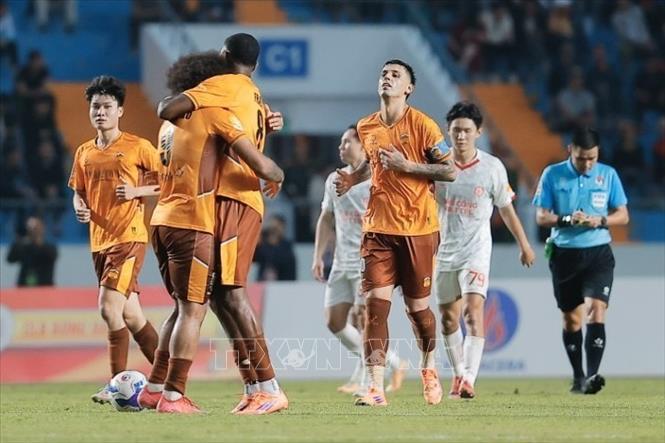 Cầu thủ Conceicao (số 9, HAGL) ghi bàn thắng gỡ hoà 1-1 cho Hoàng Anh Gia Lai. Ảnh: Minh Quyết - TTXVN