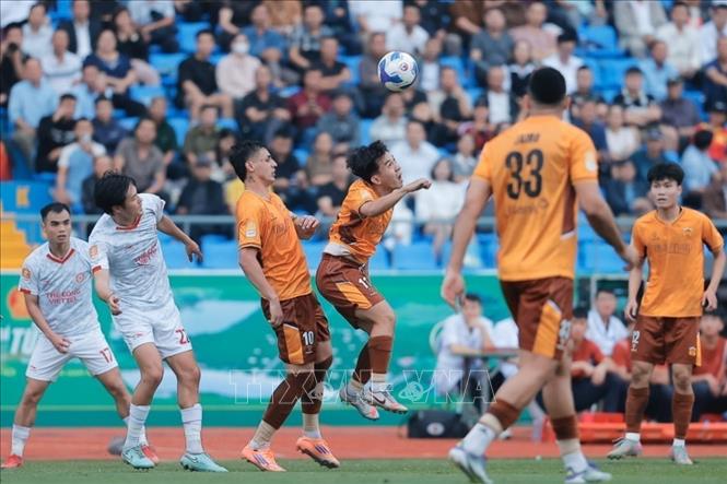 Pha tranh cướp bóng giữa cầu thủ hai đội. Ảnh: Minh Quyết - TTXVN