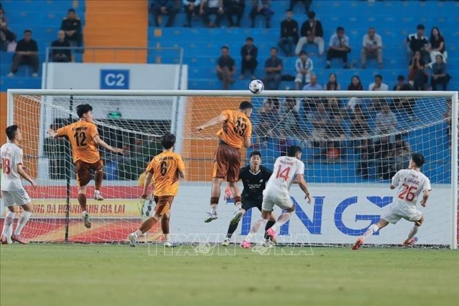 Pha dứt điểm cận thành của cầu thủ bên phía HAGL. Ảnh: Minh Quyết - TTXVN