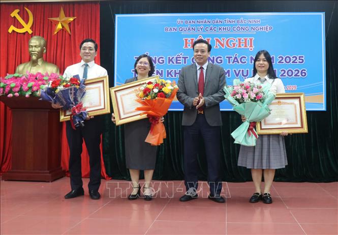 Lãnh đạo Ban Quản lý các khu công nghiệp tỉnh Bắc Ninh trao Bằng khen của Thủ tướng Chính phủ cho 3 cá nhân có thành tích xuất sắc. Ảnh: Thanh Thương - TTXVN