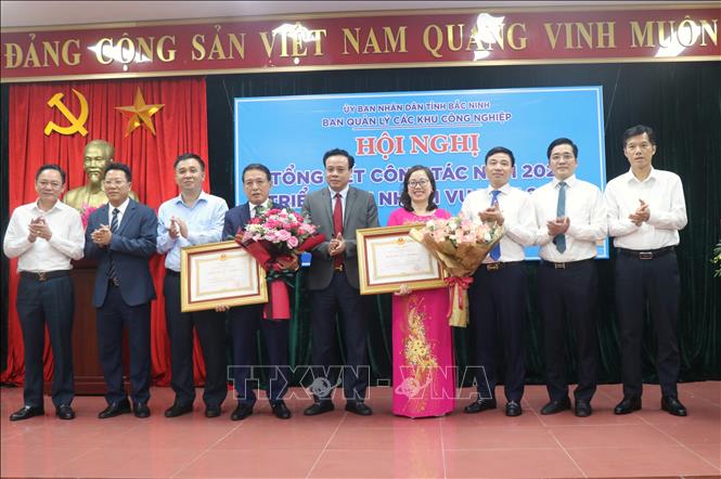 Lãnh đạo Ban quản lý các khu công nghiệp tỉnh Bắc Ninh trao Huân Chương Lao động hạng Ba cho 2 cá nhân. Ảnh: Thanh Thương - TTXVN