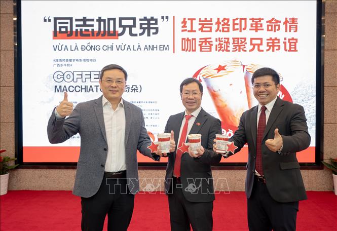 Bảo tàng Lịch sử cách mạng Hồng Nham phối hợp Tổng Lãnh sự quán Việt Nam tại Trùng Khánh ra mắt sản phẩm Cà phê “Vừa là đồng chí vừa là anh em” – “同志加兄弟”. Ảnh: TTXVN phát