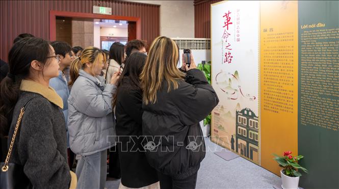 Thanh niên Việt Nam và Trung Quốc tìm hiều về “Đường cách mệnh” của Chủ tịch Hồ Chí Minh. Ảnh: TTXVN phát