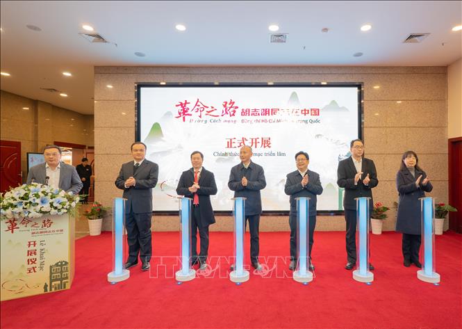 Các đại biểu khai mạc Triển lãm chuyên đề “Đường Cách mạng - Đồng chí Hồ Chí Minh ở Trung Quốc”. Ảnh: TTXVN phát