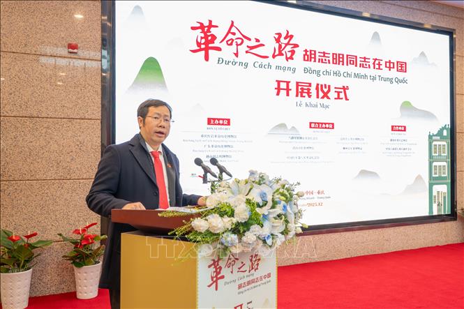 Tổng Lãnh sự Bùi Nguyên Long nhấn mạnh, Triển lãm là minh chứng cho mối quan hệ láng giềng hữu nghị, đã được các thế hệ lãnh đạo tiền bối không ngừng vun đắp, củng cố và phát triển. Ảnh: TTXVN phát