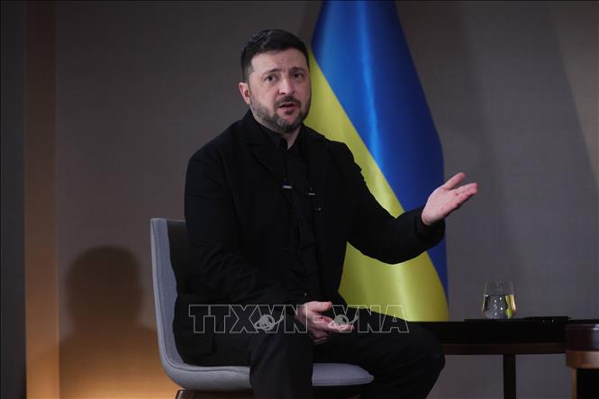 Tổng thống Ukraine Volodymyr Zelensky phát biểu tại Vácsava, Ba Lan ngày 19/12/2025. Ảnh: PAP/TTXVN
