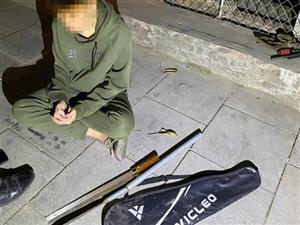 Mang dao và tuýp sắt đi hỗn chiến, thiếu niên 15 tuổi bị cảnh sát giao thông khống chế