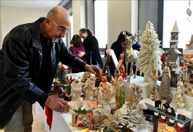 Người dân chọn mua đồ trang trí tại chợ Giáng sinh ở Damascus, Syria ngày 14/12/2025. Ảnh: THX/TTXVN