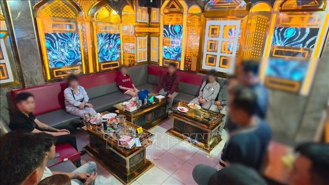 Các đối tượng sử dụng ma túy trái phép tại quán karaoke B.L, phường Cái Khế bị Công an thành phố Cần Thơ bắt quả tang. Ảnh: TTXVN phát