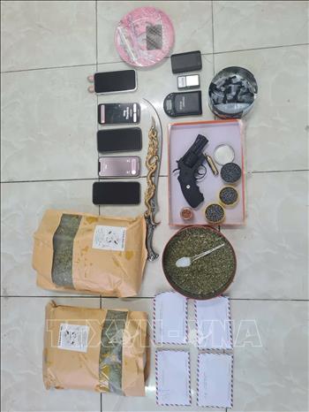 Tang vật ma túy, súng rulo, đạn được cơ quan Công an thu giữ trong vụ án mua bán, tàng trữ và tổ chức sử dụng ma túy trái phép phát hiện tại phường Tân An. Ảnh: TTXVN phát