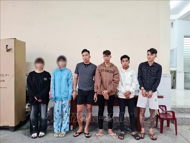 Các đối tượng trong vụ án mua bán, tàng trữ và tổ chức sử dụng ma túy trái phép tại Công an phường Tân An. Ảnh: TTXVN phát