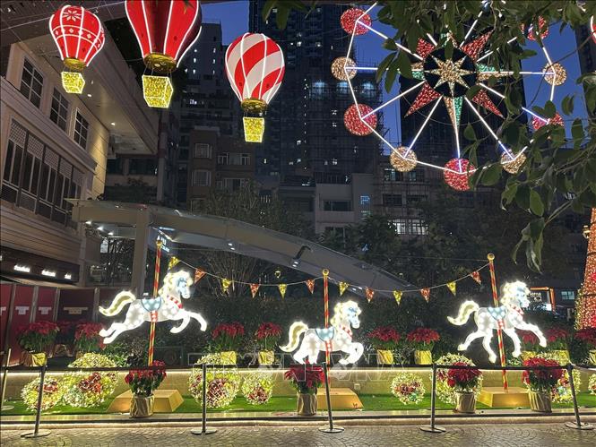 Tạo hình lễ đón giáng sinh tại một khu phố của Hong Kong. Ảnh: Xuân Vịnh-Phóng viên TTXVN tại Hong Kong. 


