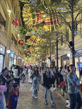  Không khí đón giáng sinh tại một khu phố của Hong Kong. Ảnh: Xuân Vịnh-Phóng viên TTXVN tại Hong Kong. 
