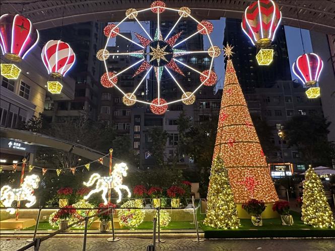 Tạo hình cây thông Noel tại một khu phố của Hong Kong. Ảnh: Xuân Vịnh-Phóng viên TTXVN tại Hong Kong. 


