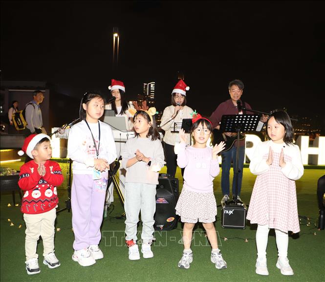 Một ban nhạc đường phố biểu diễn chào mừng giáng sinh. Ảnh: Xuân Vịnh-Phóng viên TTXVN tại Hong Kong. 