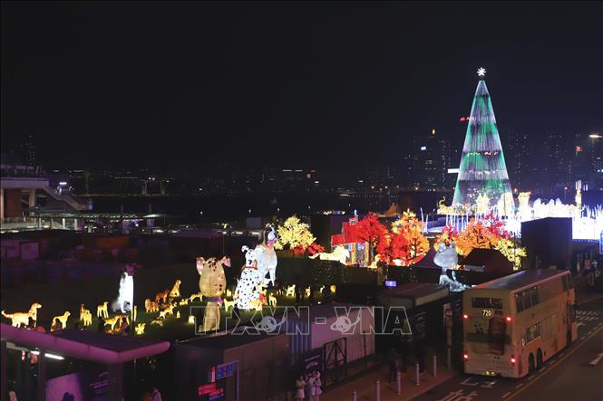 Tạo hình ánh sáng lung linh, rực rỡ tại lễ đón giáng sinh tại Công viên Victoria, quận Wan Chai, Hong Kong. Ảnh: Xuân Vịnh-Phóng viên TTXVN tại Hong Kong. 

