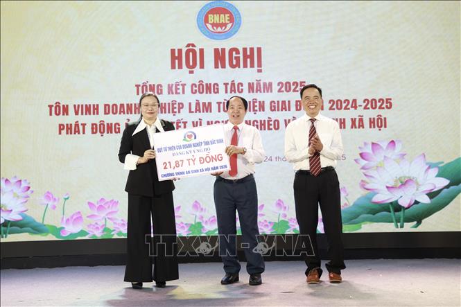 Trao biển biểu trưng đăng ký ủng hộ Chương trình an sinh xã hội năm 2026. Ảnh: Đỗ Huyền - TTXVN