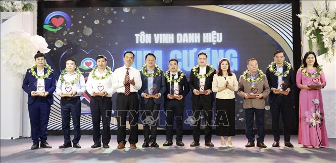 Trao Cúp cho các doanh nghiệp có thành tích xuất sắc trong công tác từ thiện năm 2025. Ảnh: Đỗ Huyền - TTXVN