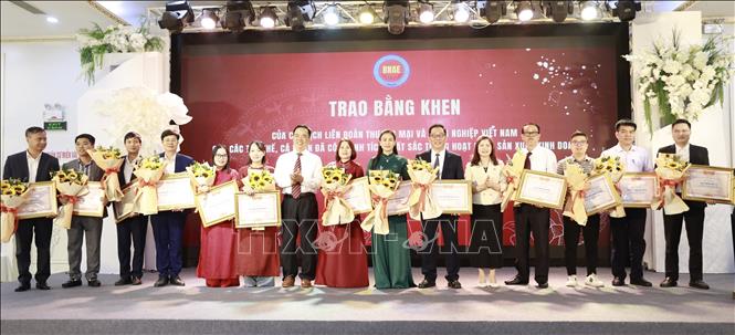 Các tập thể có thành tích xuất sắc trong năm 2025 được nhận bằng khen. Ảnh: Đỗ Huyền - TTXVN