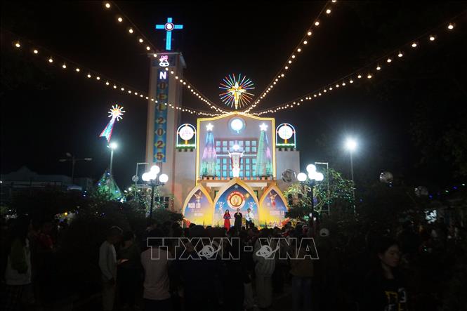 Quang cảnh đêm giáng sinh ở giáo xứ Phù Cát. Ảnh: Trịnh Bang Nhiệm - TTXVN