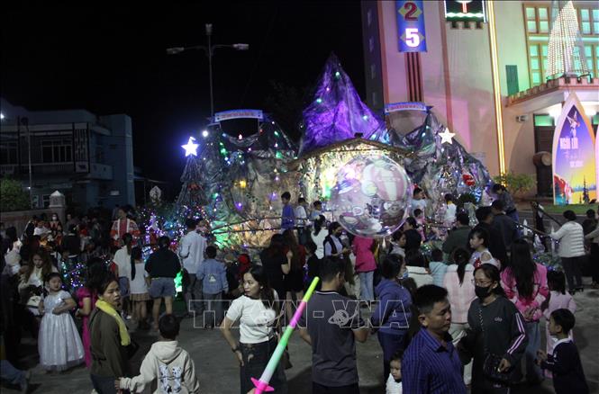  Các giáo dân và người dân vui chơi Giáng sinh 2025. Ảnh: Trịnh Bang Nhiệm - TTXVN