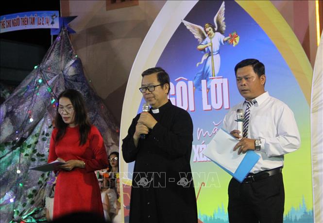  Linh mục quản xứ phát biểu tại đêm Giáng sinh 2025. Ảnh: Trịnh Bang Nhiệm - TTXVN