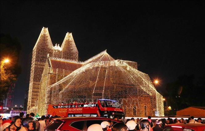Saigon Notre-Dame Cathedral has emerged as a magnet for visitors and local young people alike, shining as the city’s most vivid stage of cultural exchange. VNA Photo: Xuân Khu