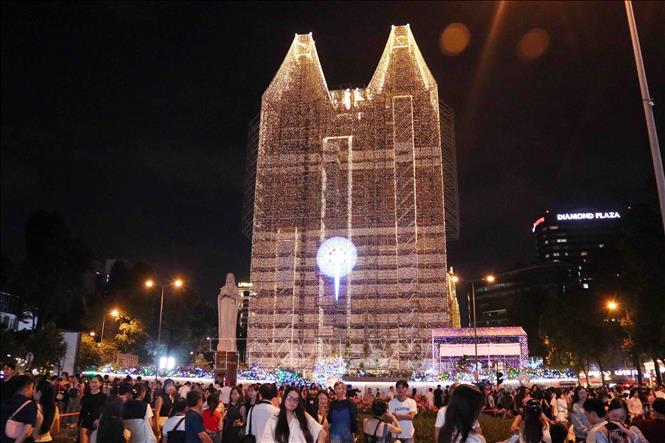 Saigon Notre-Dame Cathedral has emerged as a magnet for visitors and local young people alike, shining as the city’s most vivid stage of cultural exchange. VNA Photo: Xuân Khu