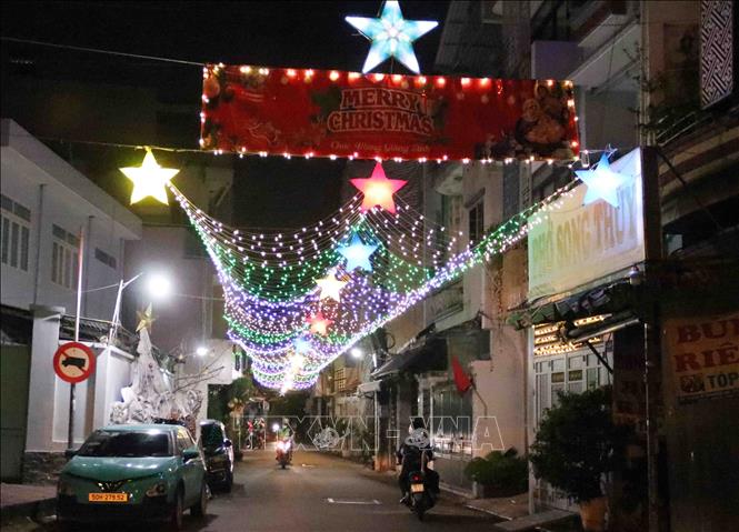 Small lanes in Ho Chi Minh City light up to celebrate Christmas. VNA Photo: Xuân Khu