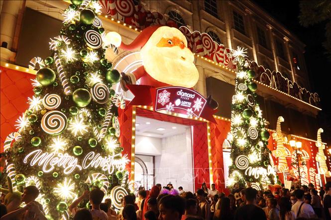 The vibrant holiday atmosphere around the Diamond Plaza. VNA Photo: Xuân Khu