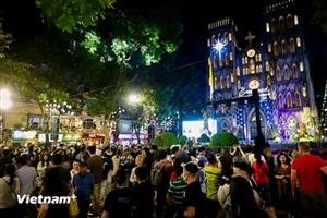 Người dân đổ về các tuyến phố trung tâm Hà Nội để chờ đón đêm Giáng Sinh