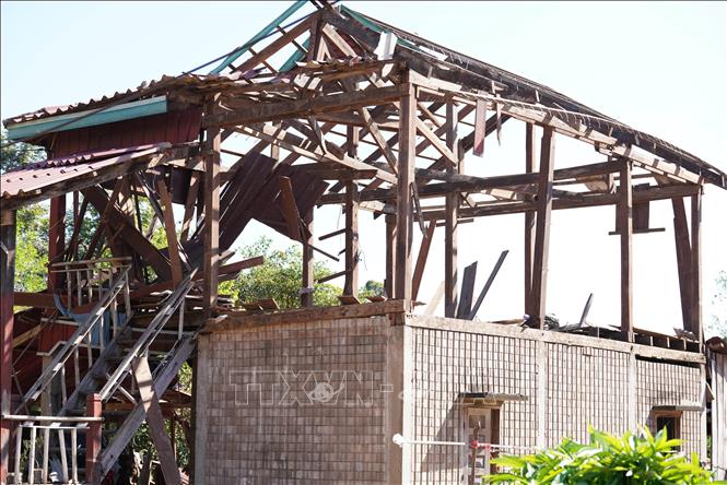 Ngôi nhà tại tỉnh Oddar Meanchey, Campuchia bị phá hủy do trúng đạn pháo trong cuộc xung đột biên giới với Thái Lan, ngày 20/12/2025. Ảnh: THX/TTXVN