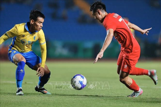 Pha tranh cướp bóng giữa cầu thủ 2 đội. Ảnh: Minh Quyết - TTXVN