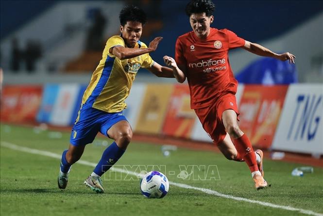 Pha tranh cướp bóng giữa cầu thủ 2 đội. Ảnh: Minh Quyết - TTXVN