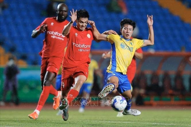 Pha tranh cướp bóng giữa cầu thủ hai đội. Ảnh: Minh Quyết - TTXVN